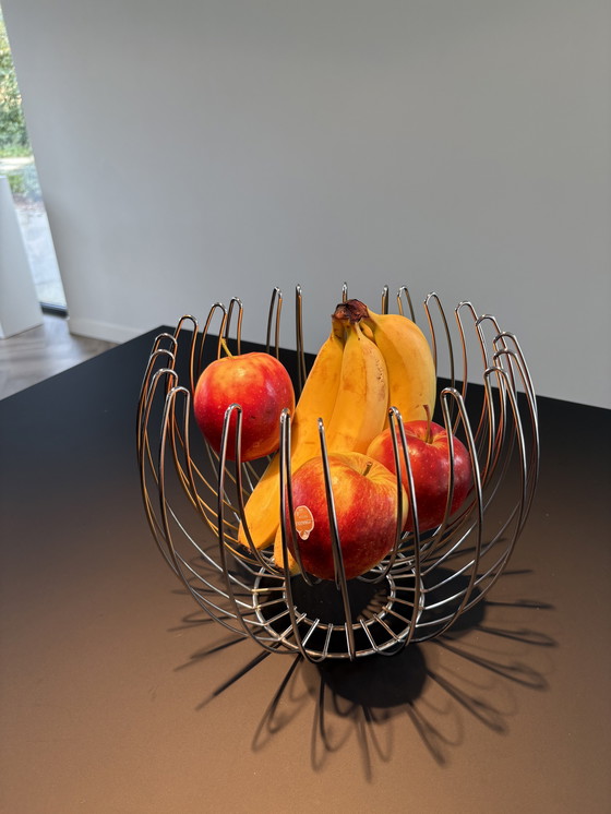 Image 1 of Cesta de fruta de diseño fabricada en acero inoxidable.