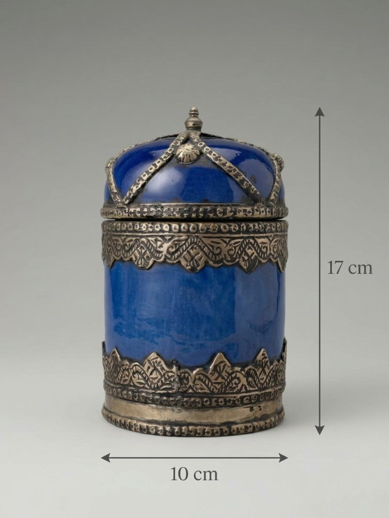 Vaso Coperto in Ceramica Blu Cobalto e Metallo Lavorato – H. 17 Cm – Oggetti decorativi, Iron (photo 7 of 7)