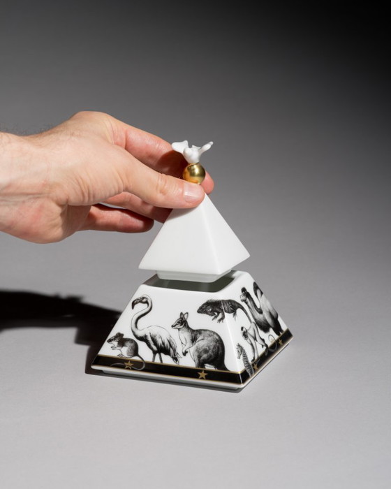 Image 1 of Rosenthal Studio-Line “Künstler-Sammeldose” di Yang – Scatola con coperchio piramidale con motivo dorato e animale