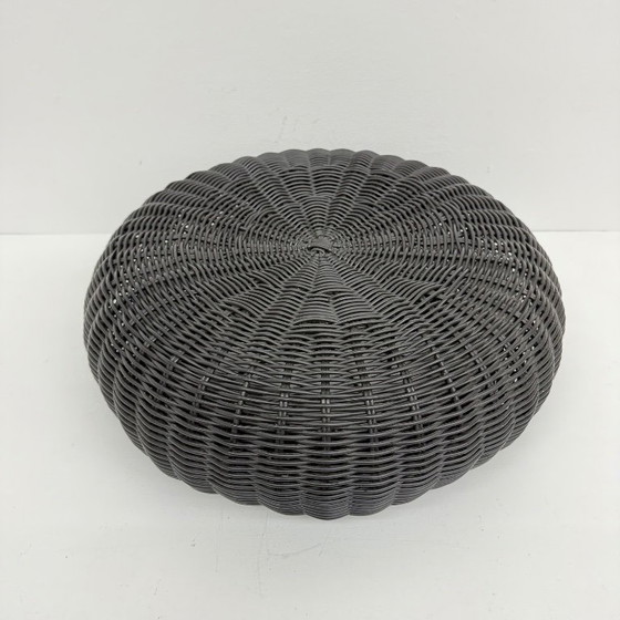 Pouf rotondo in plastica intrecciata, grigio scuro, Ikea, Poggiapiedi e pouf, Modern (foto 7 di 13)