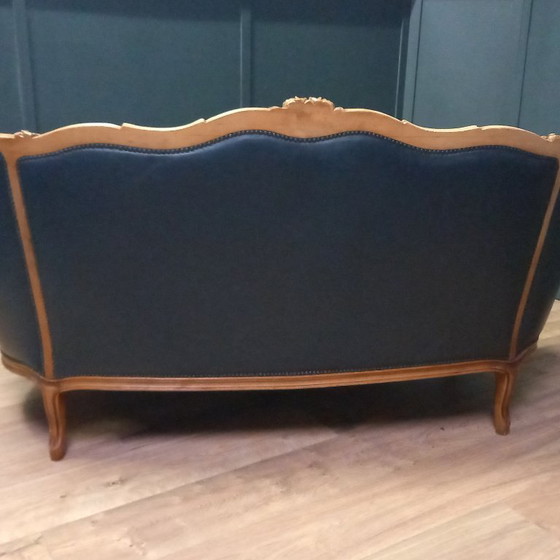 Image 1 of Irresistibile divano Chesterfield vittoriano a due posti in blu navy: un vero colpo d'occhio!