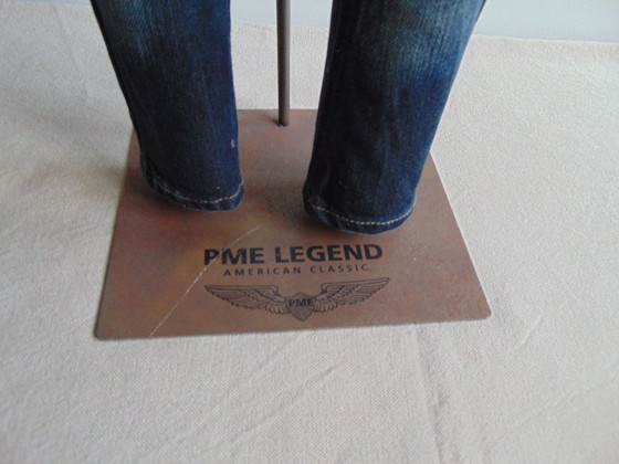 Image 1 of Standaard met miniatuurspijkerbroek