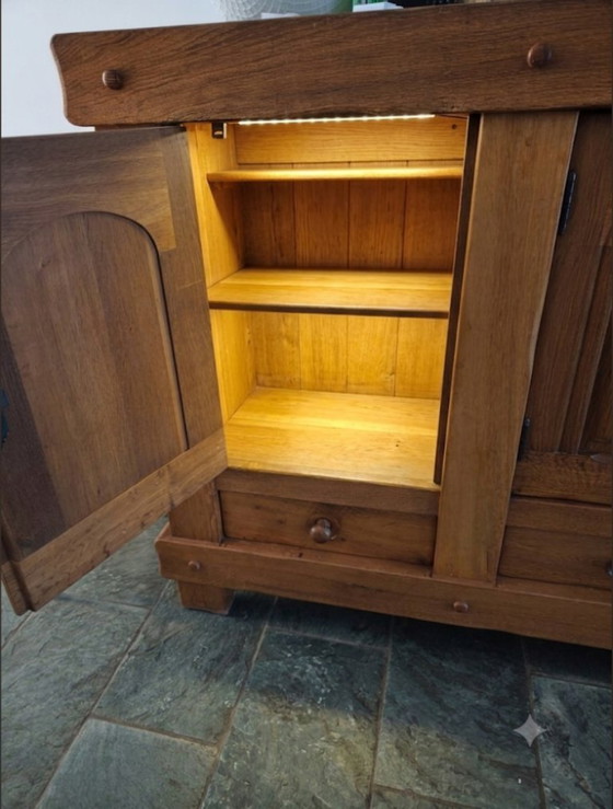 Image 1 of Brutalistisch dressoir, dat gemaakt is van massief eikenhout. 