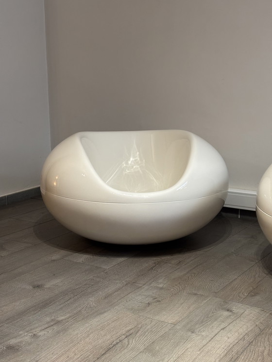 Image 1 of Set of two Pastil armchairs in white – Design icons by Eero Aarnio (1967)