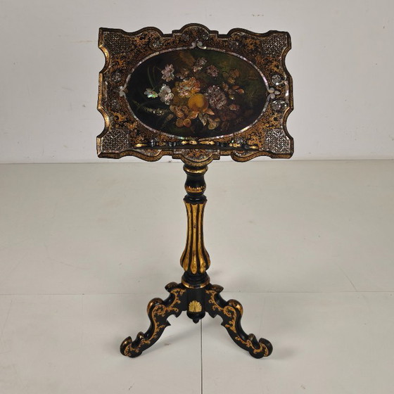 Image 1 of Atril francés antiguo de papel maché lacado con incrustaciones de nácar, ca. 1880.