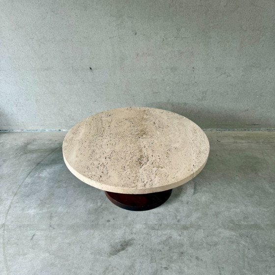 Image 1 of Mesa de centro redonda de travertino con base de madera | Italia, 1970 | Estilo moderno de mediados de siglo