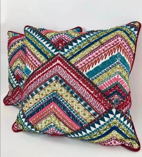 Novità• Cuscini decorativi di lusso realizzati con l'iconico tessuto "Santa Rosa - Multicolore" (F3078001) di (photo 4 of 5)