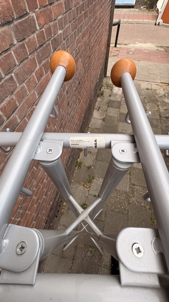 Eine antike, stehende Garderobe aus metallgrau lackiertem Metall mit Holzkugelknöpfen – IKEA, Kleiderständer (photo 4 of 5)