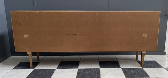 Image 1 of Dressoir uit de jaren 70 met decoratieve lijn boven de deuren.