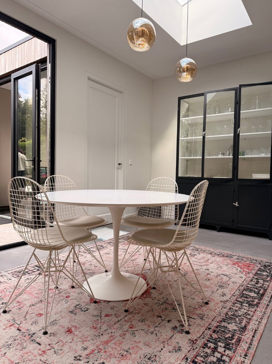 Knoll Tulip table Ø120 (Saarinen) + 4 Eames Wire Chairs, like new, Dining set, Metal, Aluminium, White (photo 4 of 9)