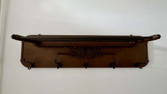 Image 1 of Porte-manteau classique vintage en bois avec étagère