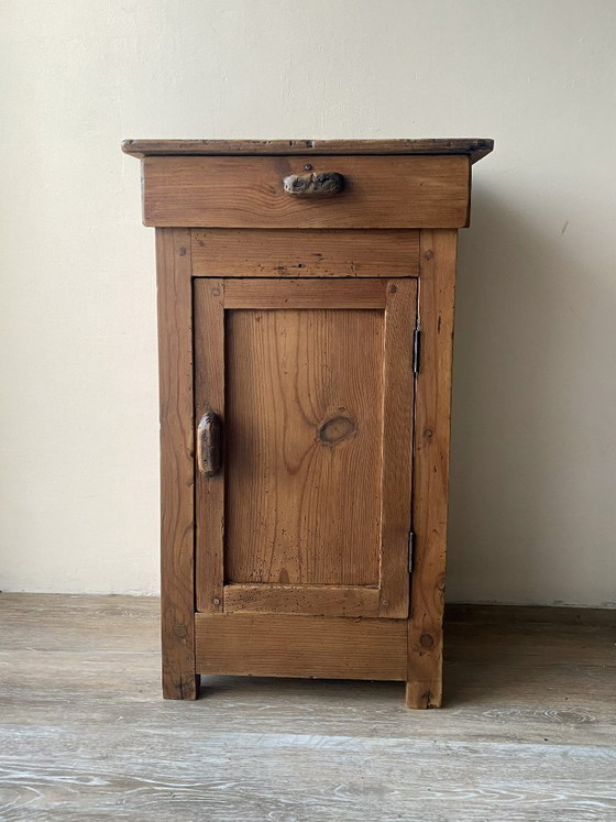 Image 1 of Mesita de noche rústica antigua de madera maciza: una pieza auténtica y cálida.