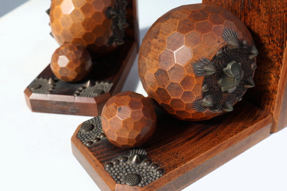 Image 1 of Paar Art-Déco-Buchstützen mit facettierten Kugeln aus Eichenholz mit Metallverzierungen, Frankreich ca. 1920