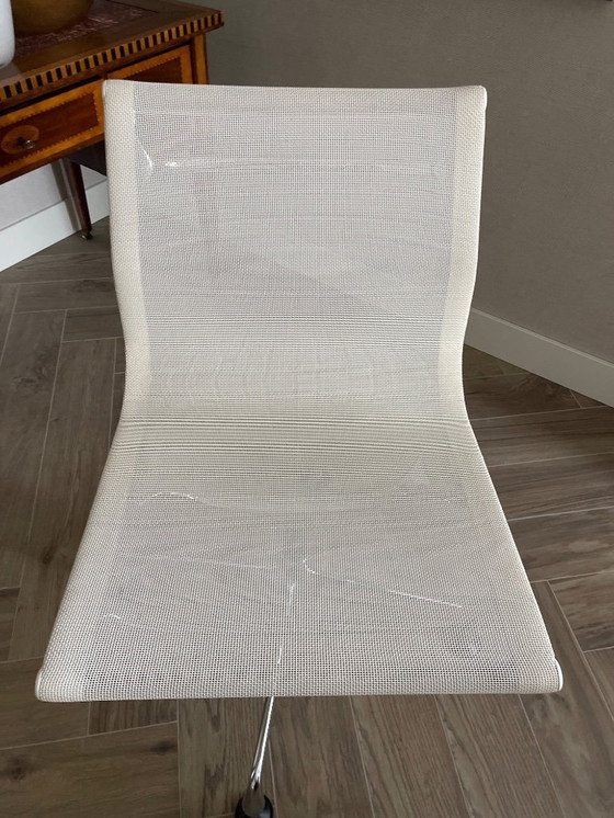 Image 1 of Vitra Eames EA106, pivotant sans accoudoirs