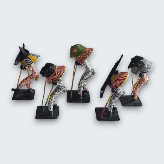 Image 1 of Ensemble de cinq statues figuratives africaines en métal peint à la main – têtes d'animaux – Afrique