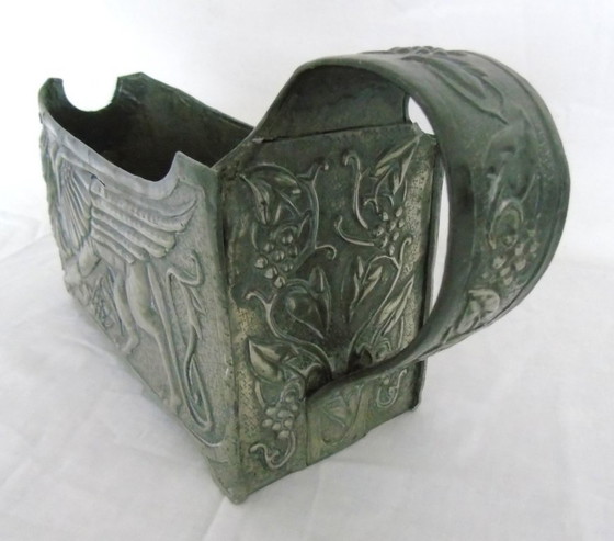 Image 1 of Porte-bouteille vintage français Art Nouveau en étain, motif griffon, berceau de bouteille gothique en relief, centre de table d