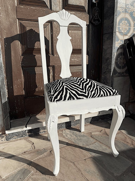 Chaise de salle à manger portugaise baroque ancienne en bois et tissu zébré, revisitée au style contemporain. (photo 6 of 19)
