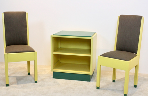 Chaises et armoire du modernisme hollandais par Jan den Drijver pour 'De Stijl'.