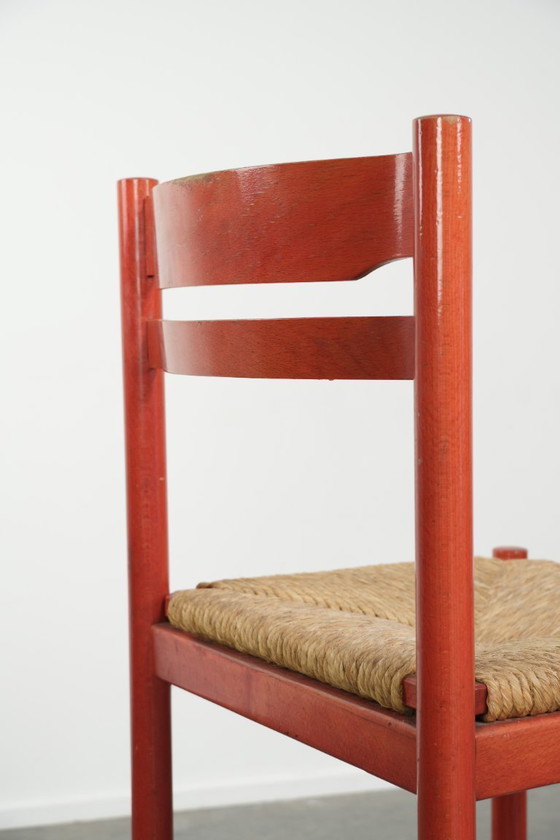 Image 1 of Schöner roter Vintage-Holzstuhl aus den 70er Jahren mit einer Sitzfläche aus geflochtenem Rohrgeflecht.