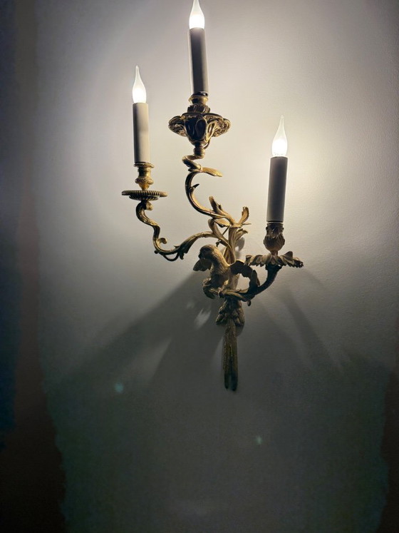 Verzierte goldene dreiarmige Wandleuchte, Wandleuchten, Metall, Classicisme (Foto 5 von 5)