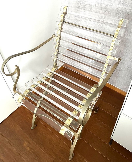 Chaise vintage en acrylique/plexi avec de belles lignes courbes.