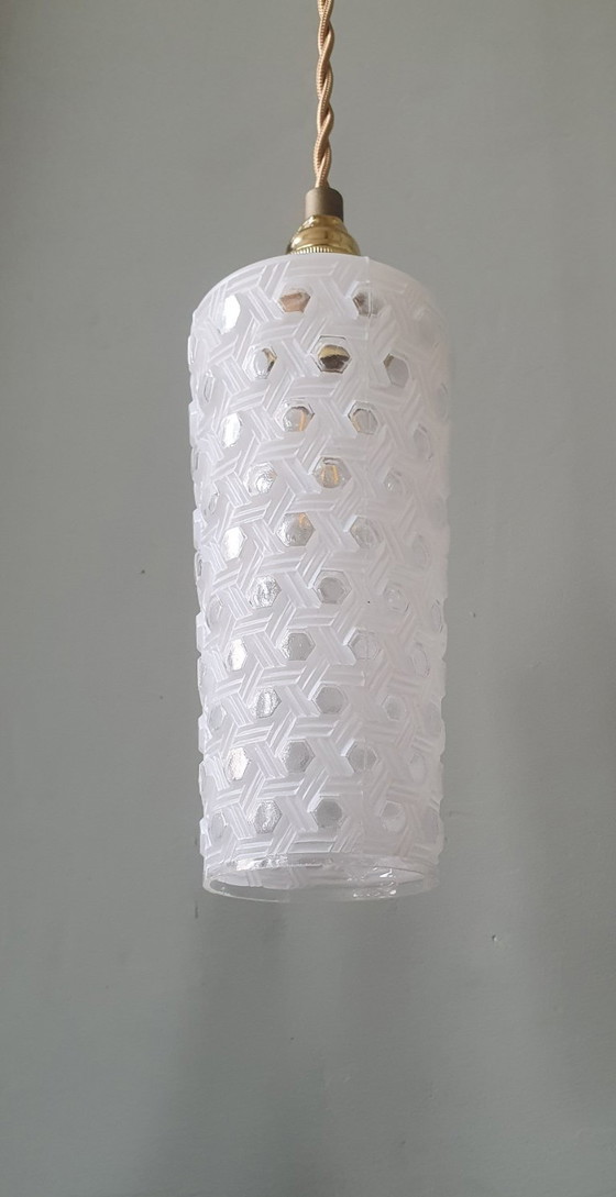 Image 1 of Suspension vintage milieu du siècle, forme conique, verre pressé dépoli à motifs