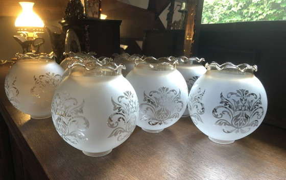 Image 1 of Lot de 8 globes en verre Art Deco, motif floral et bord festonné irisé doré