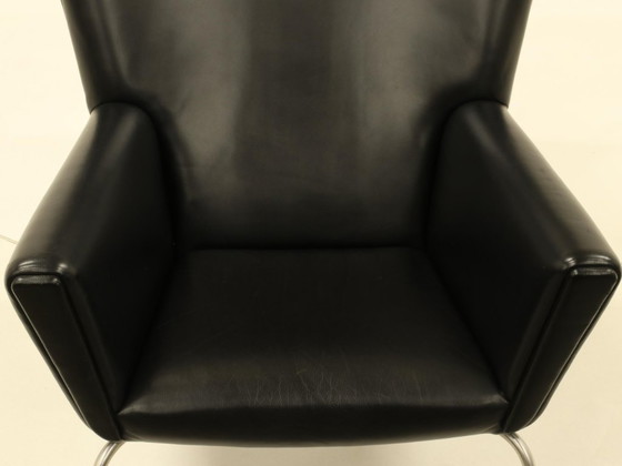 Image 1 of Poltrona Wing e pouf coordinato – CH445 e CH446 – di Hans Wegner