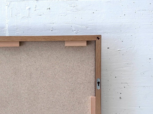Espejo de pared de alta calidad con marco de madera marrón oscuro.