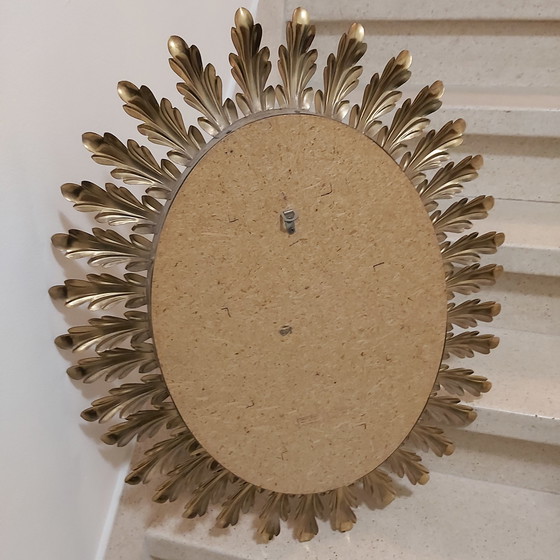 Image 1 of Deknudt Belgio Grande specchio ovale a forma di sole con foglie d'acanto dorate 1970