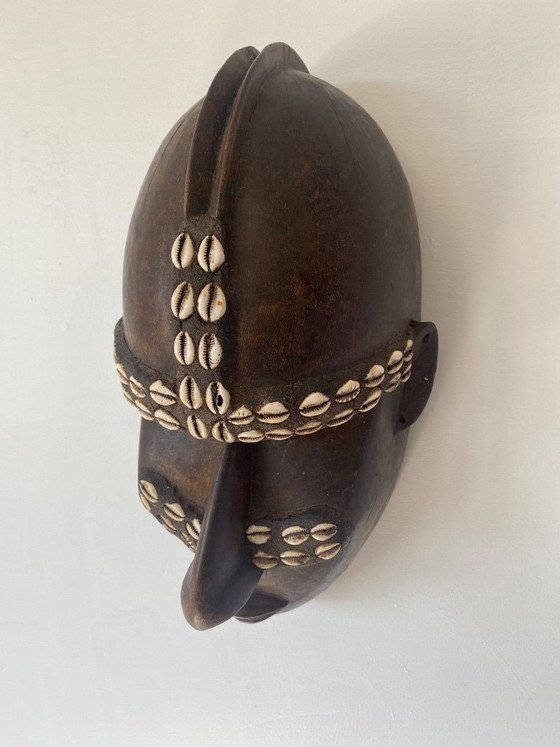 Image 1 of Maschera tribale africana vintage. Realizzata a mano in legno e decorata con conchiglie. Anni '90.