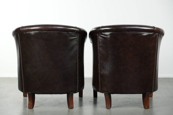 Image 1 of 2 Club-Sessel aus dunkelbraunem Rindsleder in gutem Zustand mit zeitlosem und stilvollem Design im englischen Stil.