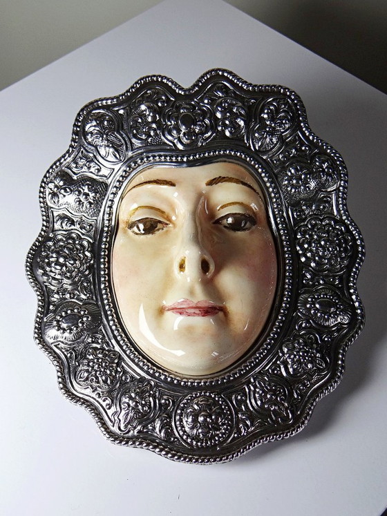 Image 1 of Wandvotiefgeschenk van de Maagd van El Rocío, keramiek en gedreven metaal, Spanje, 20e eeuw