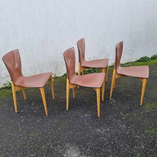 4 Design-Stühle aus karamellfarbenem Leder