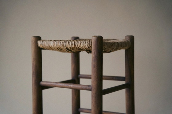 Image 1 of Taburete alto de madera con asiento de junco.