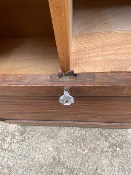 Image 1 of Archiefkast/kantoorkast met roldeksel uit de jaren 1950, gemaakt van eikenhout en fineer.