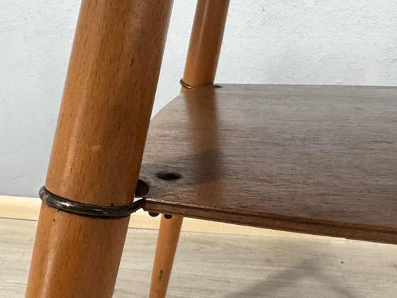 Image 1 of Table d'appoint pivotante vintage – Plateau en formica aspect marbre rose – Style années 50