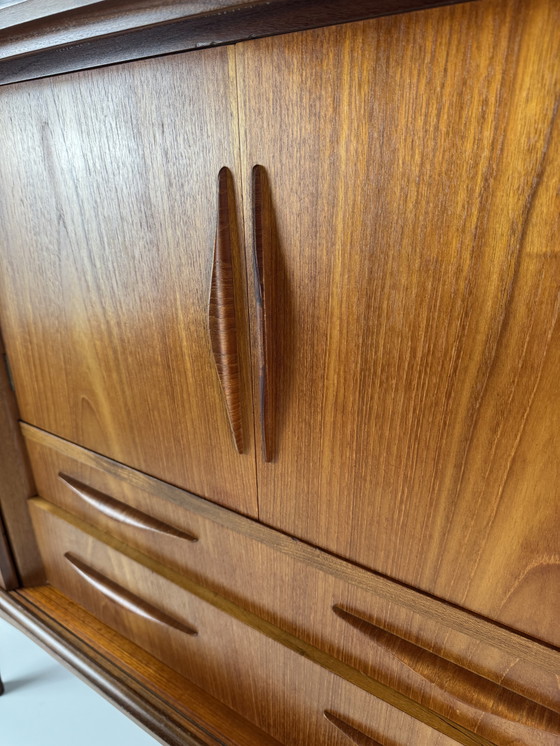 Image 1 of Deens Mid-Century Teak Dressoir – Uitzonderlijk vakmanschap en gebeeldhouwde elegantie