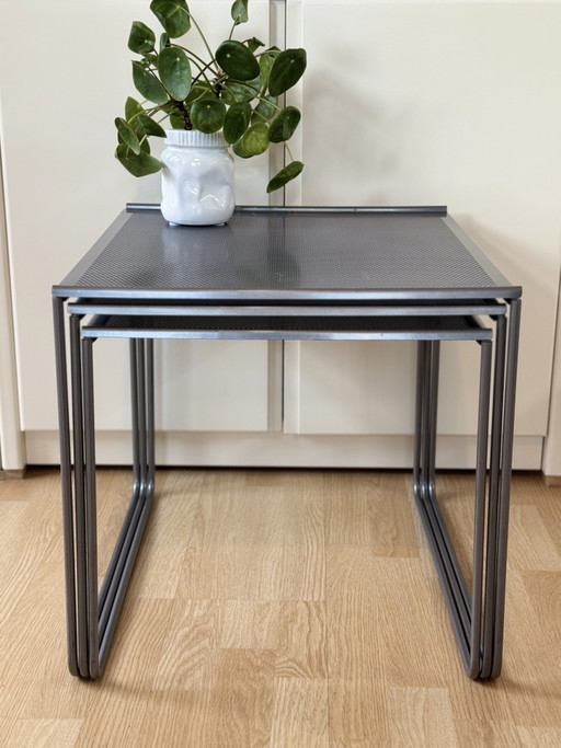 Vintage postmodern nesting tables set of 3 - perforated steel 1980s – bijzettafels, Metal (photo 2 of 13)