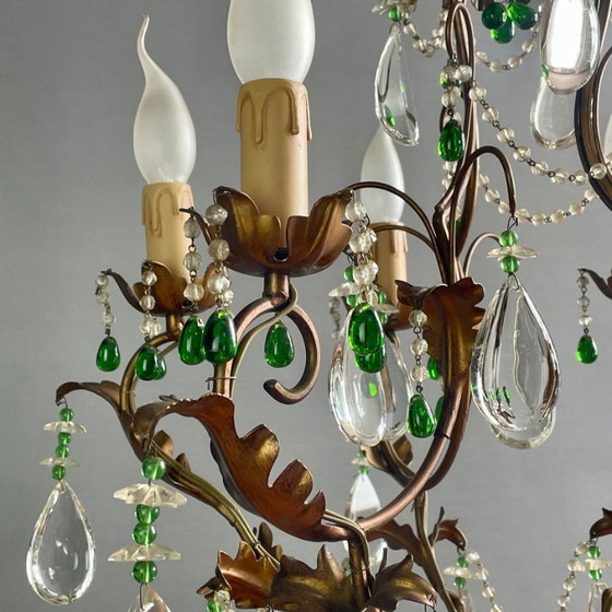 Image 1 of Vintage kroonluchter met zes lampen, versierd met gouden bladeren en kristallen, in klassieke Italiaanse stijl.