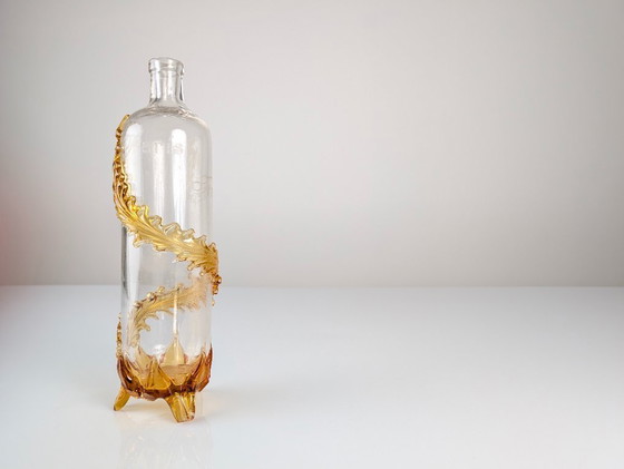 Image 1 of Bottiglia in vetro di uranio in stile Art Nouveau francese con foglie d'ambra applicate, circa 1900