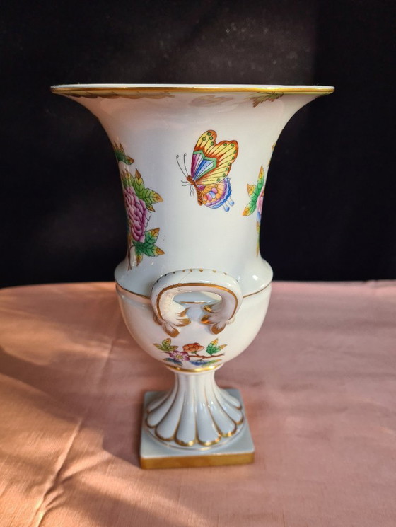 Image 1 of Herend Queen Victoria vaas met handvatten op voet- 24-karaats gouden accenten.