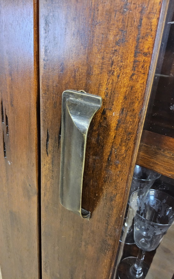 Image 1 of 2x Kolonialstil-Vitrinenschrank aus Holz mit Schublade / Porzellanschrank / Bücherregal / Barschrank