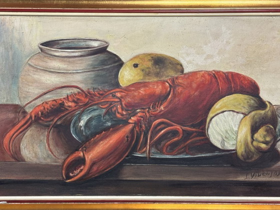 Image 1 of Naturaleza muerta con langosta y limón de R. Viliruvy, óleo sobre lienzo, Bélgica, 1951.