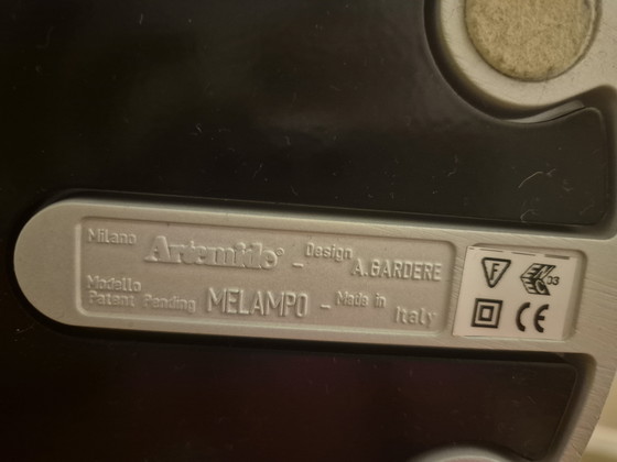 Image 1 of Lampe de table design sur pied avec abat-jour réglable en intensité et à positions variables.