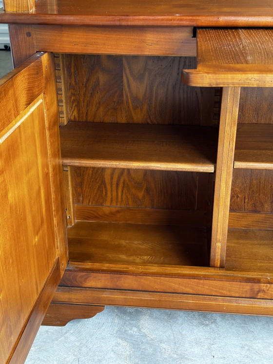 Image 1 of Libreria in legno massello di ciliegio con piano di scrittura scorrevole - manifattura del XX secolo