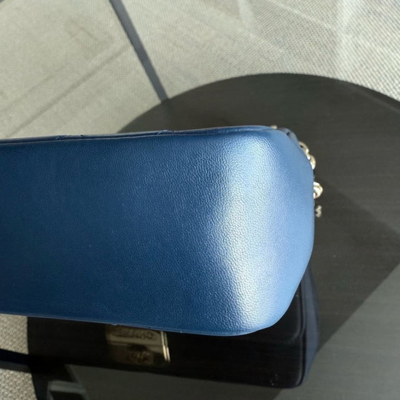 Image 1 of Chanel Chic With Me Medium - Lamsvacht gewatteerd 25 cm Marineblauw Goudkleurige hardware Serie 18
