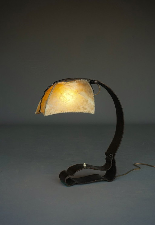 Amsterdamse School metalen & perkamenten bureaulamp. Jaren 20