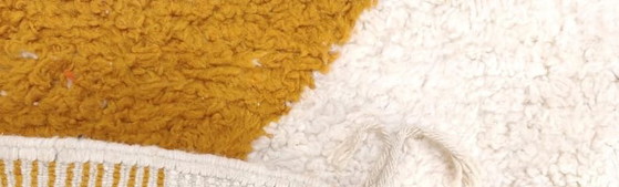 Alfombra tejida a mano de pura lana, blanca y mostaza, 1,5/2,5 m – Ahrend, Wool (photo 5 of 7)
