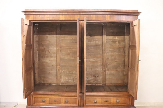 Image 1 of Zeer grote kledingkast met 4 deuren, gemaakt van massief walnotenhout, Italië, midden 19e eeuw.